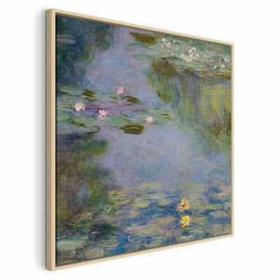 Claude monet nymphéas – naturfärgad ram. Små rosa och gula näckrosor ligger på en blågrön vattenyta med mjukt målade speglingar.