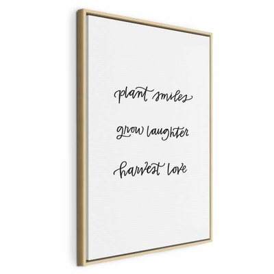 Joy and love vertical – naturfärgad ram. Orden plant smiles grow laughter harvest love står i tre luftiga rader med svart handskriftsliknande stil på vitt.