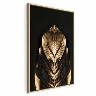 Pharaoh and s gold vertical – naturfärgad ram. En symmetrisk, guldfärgad bladliknande form framträder mot en mörk bakgrund med tydliga ljusa ribbor.
