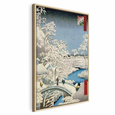 Utagawa hiroshige drum – naturfärgad ram. En bro med snö möter blått vatten, mörka träd och små gestalter i ett japanskt bildmotiv.