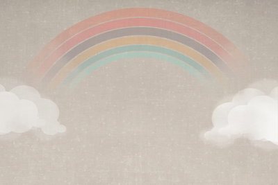 Rainy june colorful rainbow – motivvy. En regnbåge i bleka pasteller sträcker sig mellan vita moln på en varm gråbeige bakgrund.