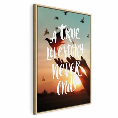 A true love story never ends – naturfärgad ram. Vit handskriftsliknande text med orden A true love story never ends ligger över en varm solnedgång och små fåglar.