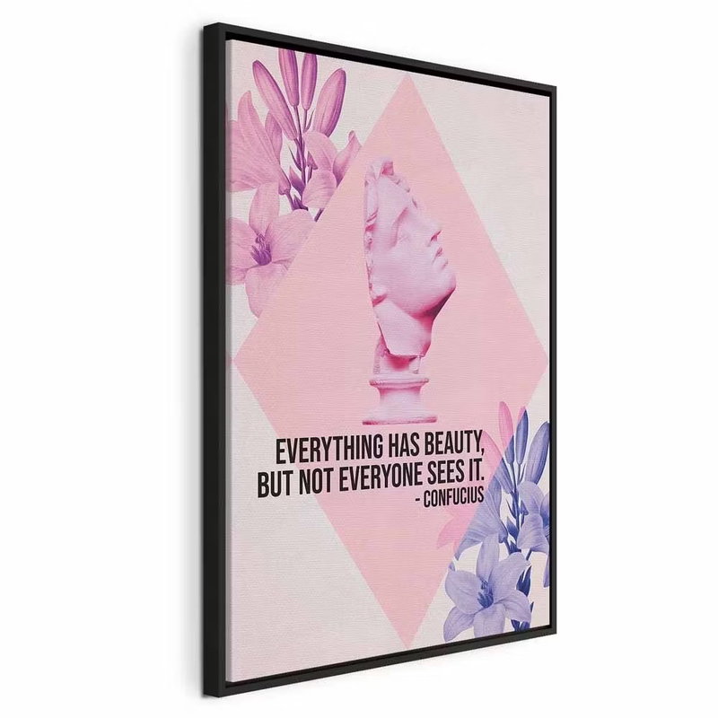Beauty in the eyes – svart ram. Ett rosa skulpturhuvud möter stora blommor, geometriska pastellfält och svart engelsk citattext.