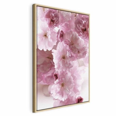 Flowery glamour flower – naturfärgad ram. Täta, ljusrosa blommor med mjuka kronblad återges i närbild mot ljus bakgrund.