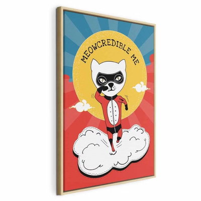 Dear cat vertical – naturfärgad ram. En liten maskerad katt med röd mantel svävar ovan ett vitt moln framför röda och blå strålar och gul text.