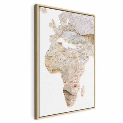 Hot continent vertical – naturfärgad ram. Afrikas kontur framträder i vitbeige, stenliknande struktur mot en stor vit bakgrund.