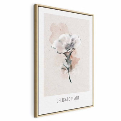 Delicate plant vertical – naturfärgad ram. En liten vit blomma med grön stjälk ligger över blekt rosa akvarellskikt och en bred ljus marginal.