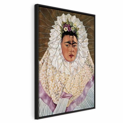 Frida kahlo self portrait as – svart ram. Ett mörkhårigt ansikte med blommor ovan pannan omges av en stor vit, veckad och spetsliknande krage.
