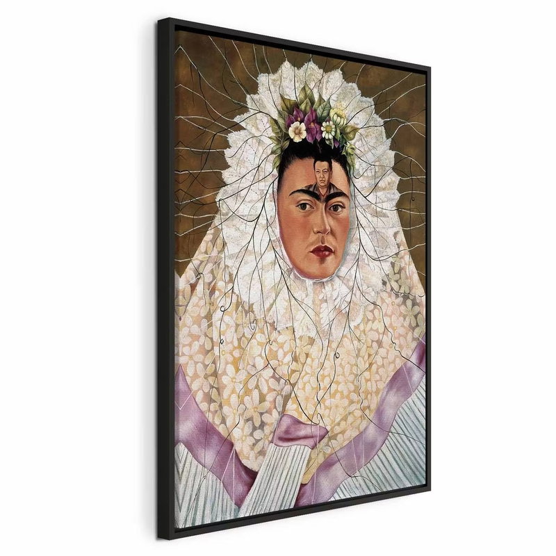 Frida kahlo self portrait as – svart ram. Ett mörkhårigt ansikte med blommor ovan pannan omges av en stor vit, veckad och spetsliknande krage.
