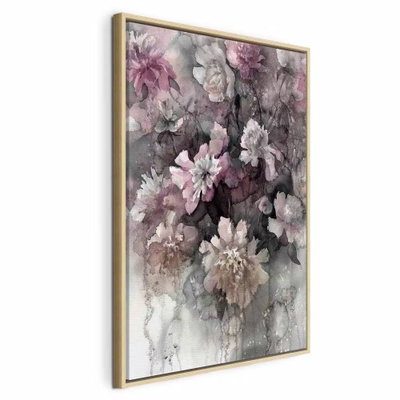 Colored feeling vertical – naturfärgad ram. Täta blommor i rosa, crème och grått med mörkt bladverk fyller en mjukt målad stående bild.