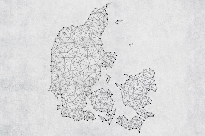 Geometric land: Tunna svarta linjer och små punkter bildar Danmarks silhuett mot en nästan vit bakgrund.