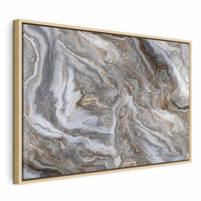 Stone abstractions marble – naturfärgad ram. Böljande ådringar i grått, vitt och varmt brunt bildar en tryckt stenyta med tydliga färgskikt.