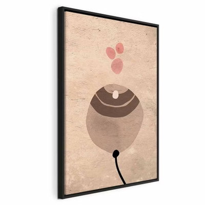 Sand balloon vertical – svart ram. En brungrå rundad form med ljusa bågar och en tunn svart stjälk möter små rosa cirklar på beige botten.