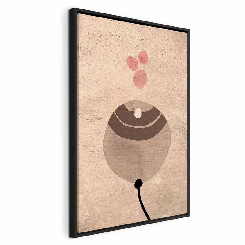 Sand balloon vertical – svart ram. En brungrå rundad form med ljusa bågar och en tunn svart stjälk möter små rosa cirklar på beige botten.