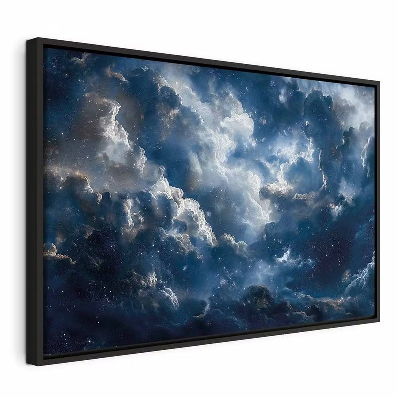 Astronomical wonders clouds – svart ram. Ljusa stjärnpunkter skimrar mellan täta, mörkblå moln och ljusare öppningar på himlen.