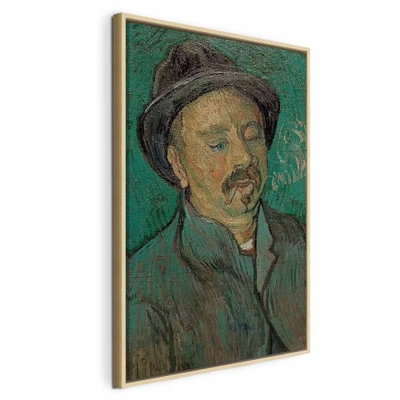 Vincent van gogh portrait of – naturfärgad ram. Ett målat porträtt av en man med hatt och mustasch framträder mot en grön bakgrund.