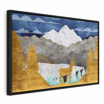 Golden land wide – svart ram. En guldfärgad hjort står vid blått vatten mellan geometriska träd, grå berg och vita toppar.