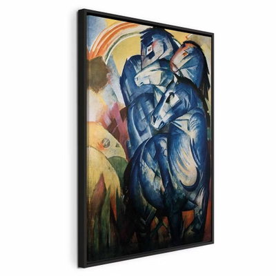 Franz marc the tower of blue – svart ram. Flera blå hästformer ligger tätt ovanför varandra mellan gröna, gula och orange fält.