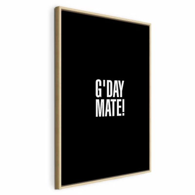 G and day mate vertical – naturfärgad ram. Den korta vita texten G'DAY MATE! står mitt på en stor, svart och avskalad bildyta.