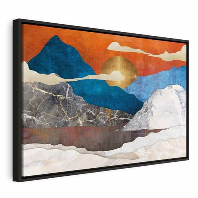 Mountain idyll wide – svart ram. Blå, grå och vita bergsformer möter en rund sol och en varm orange himmel i ett stiliserat motiv.