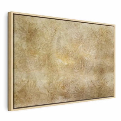 Vintage leaves wide – naturfärgad ram. Tunna bladformer i blekt guld och beige bildar ett lågmält mönster mot en ljus botten.