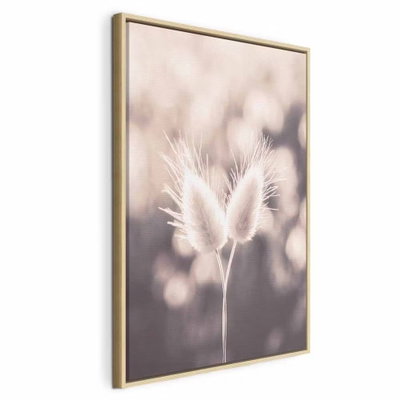 Land of gentleness vertical – naturfärgad ram. Mjuka vita fröställningar på tunna stjälkar framträder mot en suddig bakgrund i beige och grått.