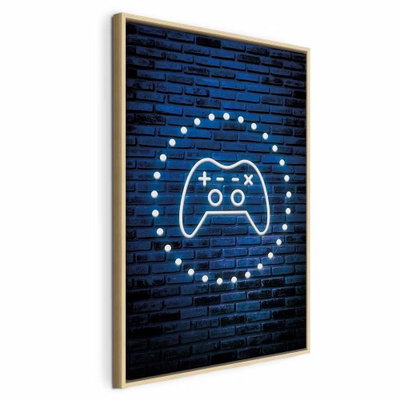 Neon gamepad – naturfärgad ram. En ljus spelkontroll omges av små lampor på en mörkblå, tryckt tegelvägg.