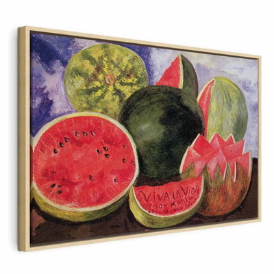 Frida kahlo viva la vida – naturfärgad ram. Röda melonhalvor med svarta kärnor ligger framför hela gröna vattenmeloner och en blåviolett bakgrund.