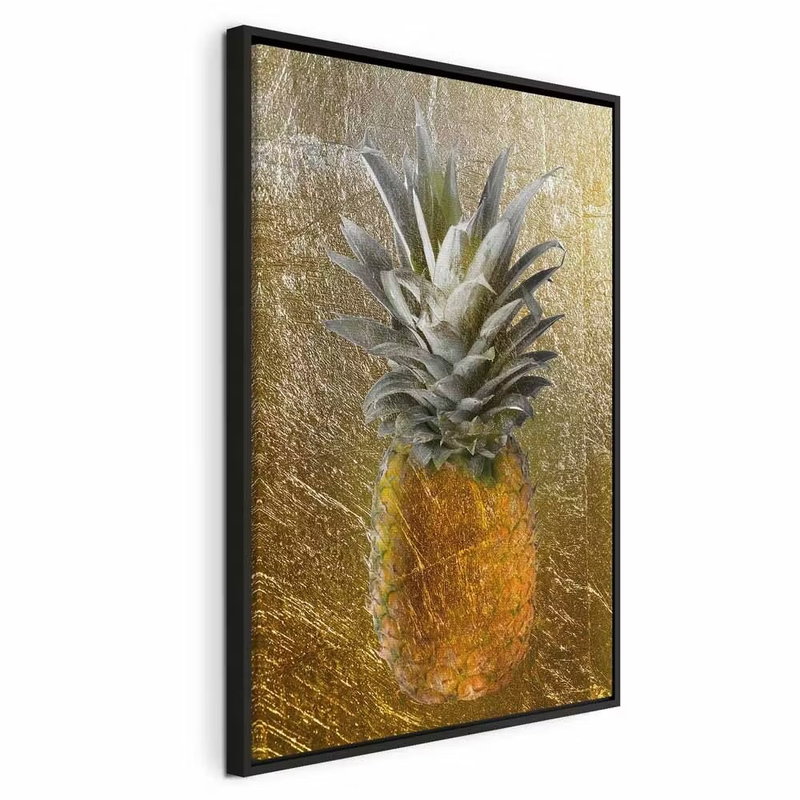Forbidden fruit vertical – svart ram. En ensam gul ananas med grågröna blad står framför en tät, guldfärgad struktur.
