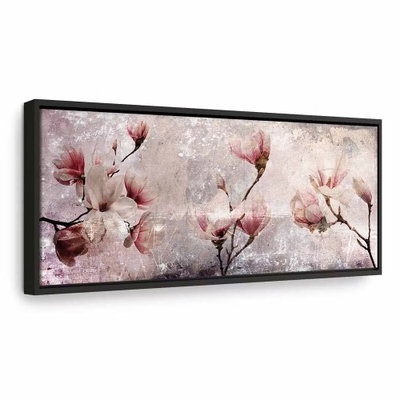Magnolia charm narrow – svart ram. Ljusa rosa magnoliablommor sitter på mörka grenar över en vit och grå, målerisk bakgrund.