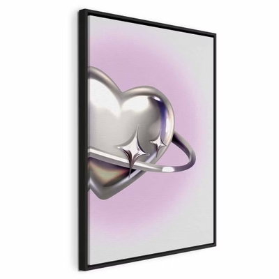 Cosmic heart silver heart – svart ram. Ett blankt återgivet silverfärgat hjärta med en ring runt sig framträder mot en mjukt lila och rosa botten.