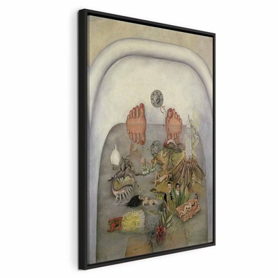 Frida kahlo what the water – svart ram. Fötter syns vid ett badkars övre kant medan små figurer, växter och föremål fyller vattnets bildvärld.