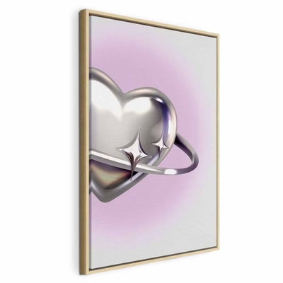 Cosmic heart silver heart – naturfärgad ram. Ett blankt återgivet silverfärgat hjärta med en ring runt sig framträder mot en mjukt lila och rosa botten.