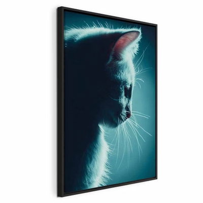 Night tramp vertical – svart ram. En katts profil och morrhår lyses upp i turkost mot en mörk bakgrund.