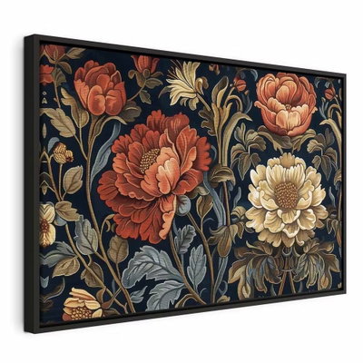 Tapestry large flowers retro – svart ram. Röda, orange och crèmefärgade blommor med täta blad fyller bilden mot en mörk bakgrund.
