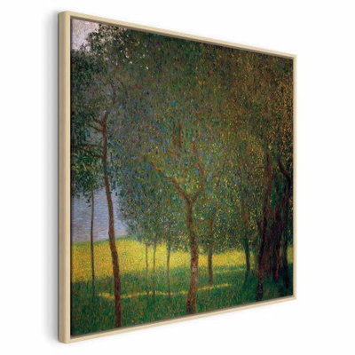 Gustav klimt fruit trees on – naturfärgad ram. Täta grönbruna trädkronor och smala stammar omger en solbelyst gulgrön gräsyta.