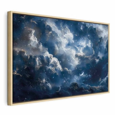 Astronomical wonders clouds – naturfärgad ram. Ljusa stjärnpunkter skimrar mellan täta, mörkblå moln och ljusare öppningar på himlen.