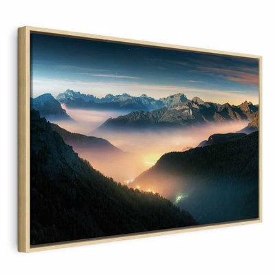 Mountain breath wide second – naturfärgad ram. Mörka bergsryggar omger en dal med varm, gyllene dimma och en ljus horisont.