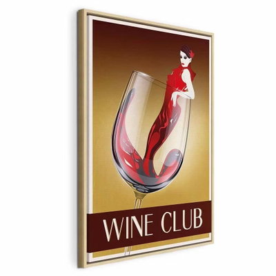 Wine club vertical – naturfärgad ram. En illustrerad kvinna i rött framträder ur ett vinglas mot en guldbrun bakgrund med tydlig typografi.