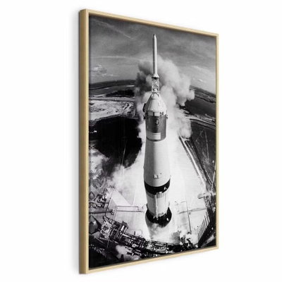 Cosmic speed vertical – naturfärgad ram. En hög vit raket står på en uppskjutningsplats omgiven av rök, tekniska konstruktioner och mörka markytor.