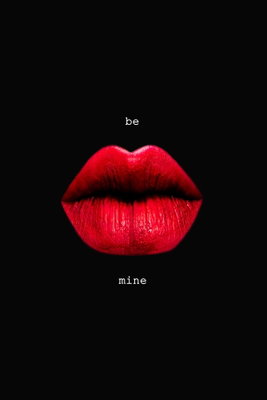 Red lips black background – motivvy. Ett par röda läppar och liten ljus typografi framträder mot en svart bakgrund.