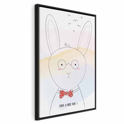 Greetings from rabbit – svart ram. En tunntecknad kanin med runda glasögon och röd fluga står framför en blek regnbåge och små fåglar.