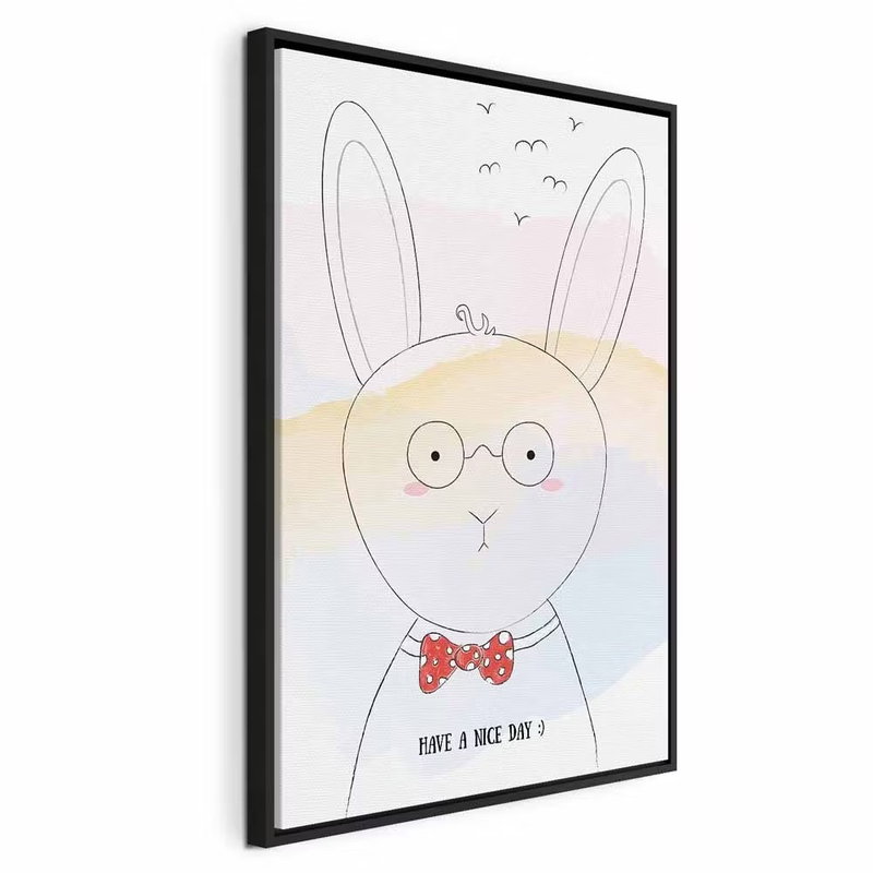 Greetings from rabbit – svart ram. En tunntecknad kanin med runda glasögon och röd fluga står framför en blek regnbåge och små fåglar.