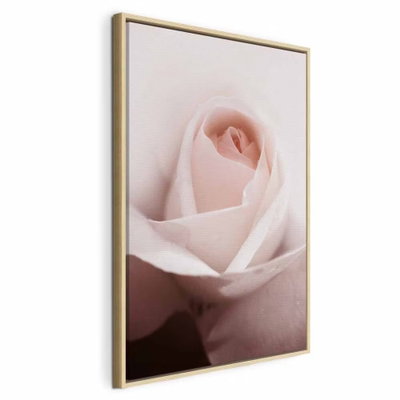 Level of feelings vertical – naturfärgad ram. Mjukt veckade, blekt rosa kronblad fyller bilden kring rosens rundade mitt.