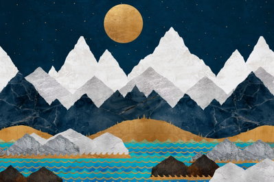 Night in the mountains wide – motivvy. Ljusa bergstoppar, mörkblå berg och en guldfärgad måne speglas i ett dekorativt vattenmönster.