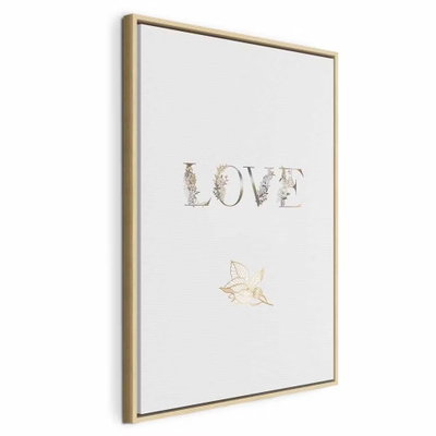 Love is strength vertical – naturfärgad ram. Ordet LOVE återges med ljusa, mönstrade bokstäver och en liten guldfärgad detalj på vit botten.