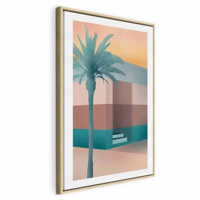 Pastel alley vertical – naturfärgad ram. En blågrön palm och geometriska byggnadsformer möter plana fält i varmt rosa, beige och turkost.