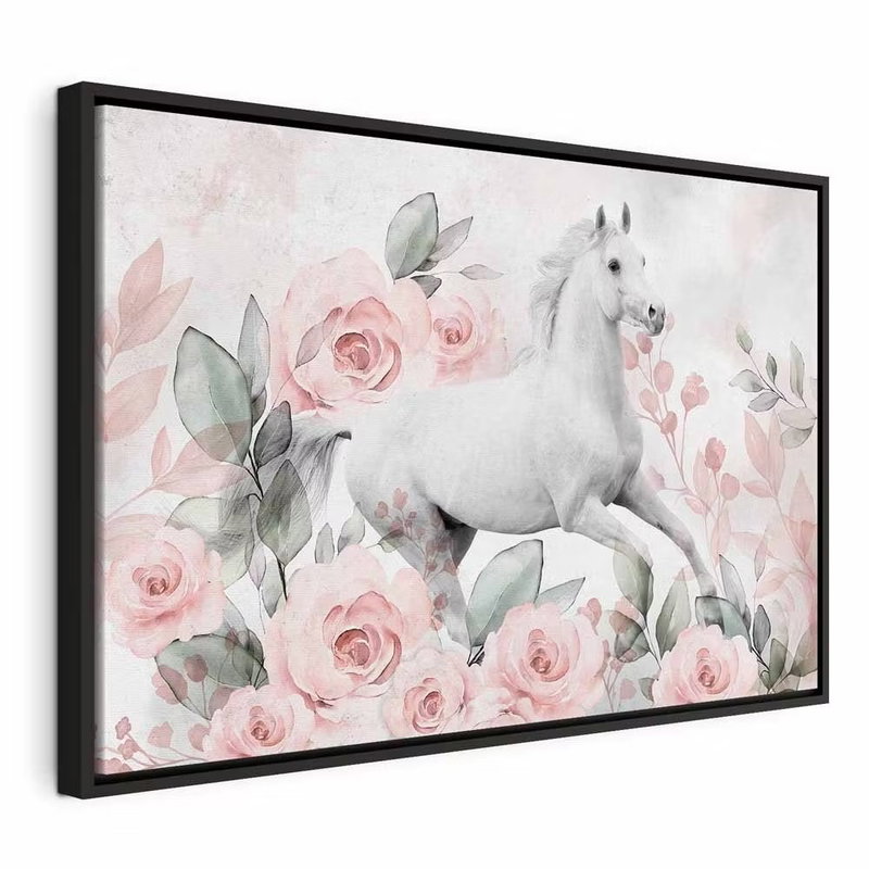Gallop among the roses wide – svart ram. En vit häst i rörelse omges av rosa rosor och blekt gröna blad i en ljus illustration.