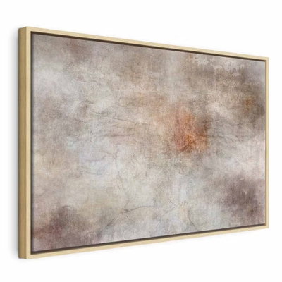 Magic talisman wide – naturfärgad ram. Ljusgrå och beige fält möter ett varmt rostbrunt parti i en mjukt skiftande abstrakt komposition.