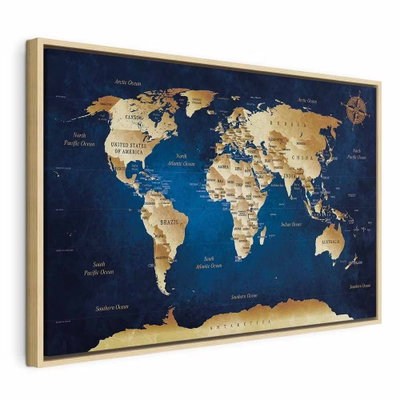 World map the dark blue – naturfärgad ram. Guldfärgade kontinenter möter en djupblå, skiftande bakgrund med en dekorativ kompassros.